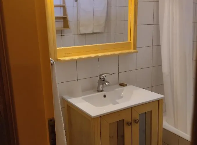 Eleonas Πανσιόν Ροβιές